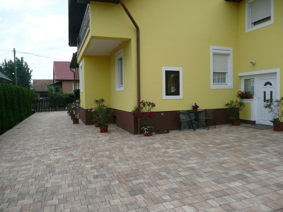 Hotel Zsuzsi Vendégház Zalaegerszeg Esterno foto
