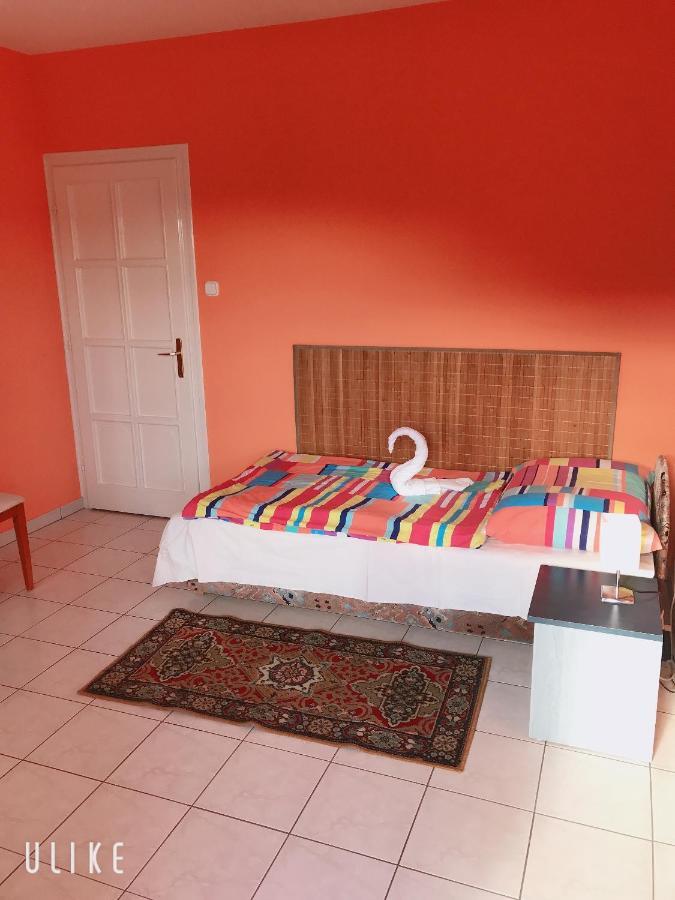 Hotel Zsuzsi Vendégház Zalaegerszeg Esterno foto
